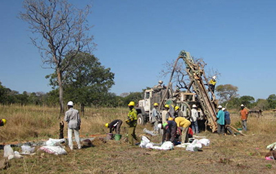 照片显示在马里西南地区的Yanfolila进行土壤采样的情况，左图为在野外通过空气取芯钻探的方式采集土壤样本的场面，右图为用于便携式XRF分析的土壤样本。