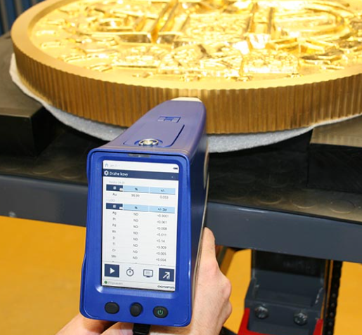 江津世界第二大金币的纯度捷克造币厂使用合金分析仪在现场检测