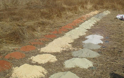 照片显示在马里西南地区的Yanfolila进行土壤采样的情况，左图为在野外通过空气取芯钻探的方式采集土壤样本的场面，右图为用于便携式XRF分析的土壤样本。